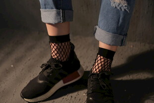 时尚破洞牛仔裤配渔网袜