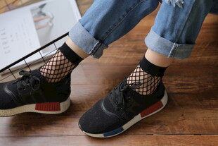 时尚渔网袜搭配运动鞋