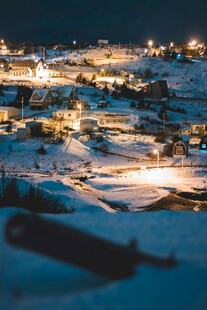 雪夜中的灯火小镇
