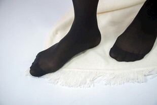 黑色弹力丝袜上脚特写