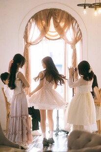 女孩们在房间内欢快起舞