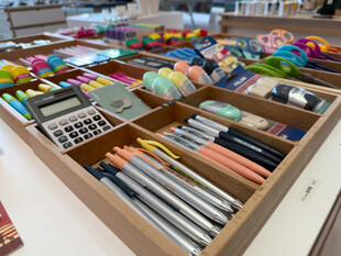 多彩文具整齐陈列