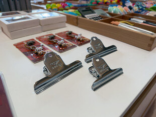 桌上摆放的多款金属夹