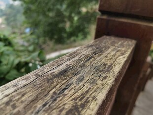 老旧木质栏杆特写