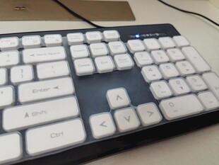 白色机械键盘特写