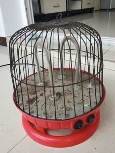 红色底座的电暖炉