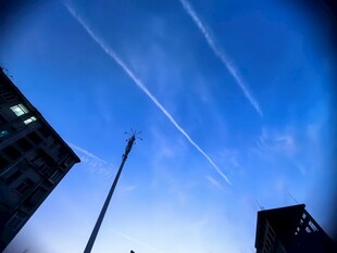 城市上空的飞机尾迹