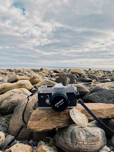 相机静置于石滩美景中