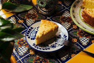 美味三角糕点置于花纹盘上