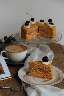 美味多层蛋糕搭配咖啡
