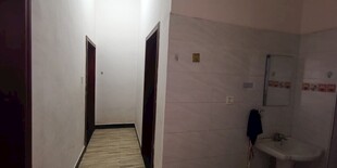 昏暗狭长的室内走廊空间