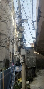 老旧狭窄的城市小巷景象