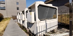 废弃轨道旁的白色列车车厢