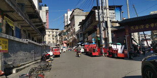 城市街头的繁忙景象