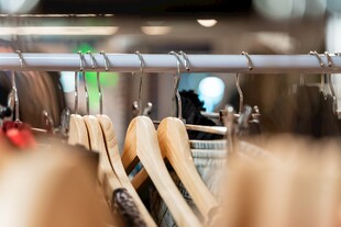 衣架挂于杆上的服装场景