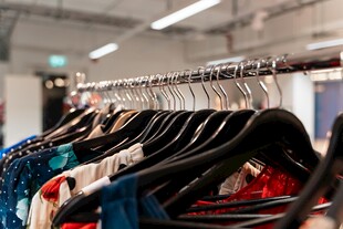 衣架上的多彩服装陈列