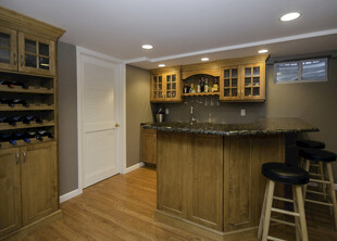 现代风格家庭酒吧内部