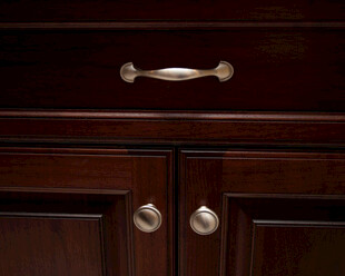 古典实木柜的精美金属把手