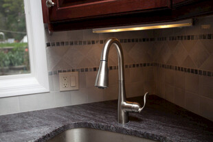 现代厨房不锈钢水槽及水龙头