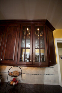 深棕色实木厨房吊柜