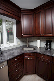 深棕木质转角厨房空间