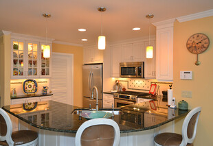 现代温馨厨房吧台场景