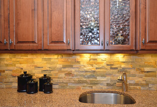 现代厨房木质橱柜与石墙