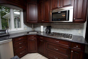 深棕木质现代风格厨房