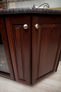 深棕色实木厨房橱柜一角