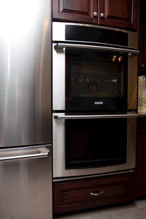 现代厨房中的不锈钢双烤箱