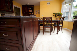 温馨实木风餐厅室内场景