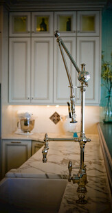 现代厨房水槽及悬挂式水龙头