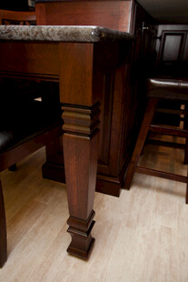 古典风格木制桌脚细节