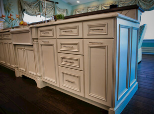 浅色木质橱柜设计展示