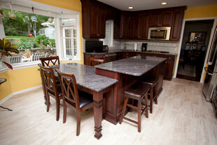 复古风格木质餐厅桌椅组合