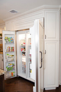 双开门冰箱内丰富食物陈列