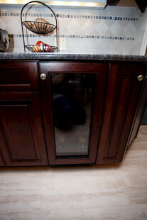 深色木质厨房橱柜一角