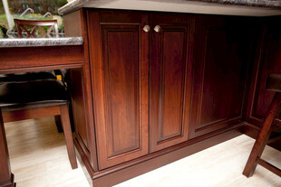 深色实木橱柜配高脚凳