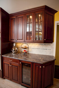 现代深色木质厨房橱柜