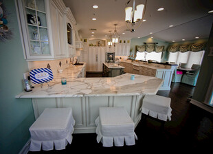 温馨精致的甜品店室内场景