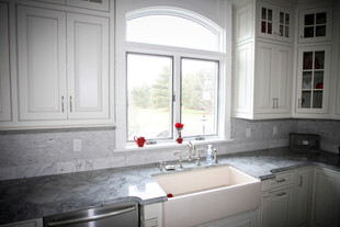 简约白色厨房水槽与窗户