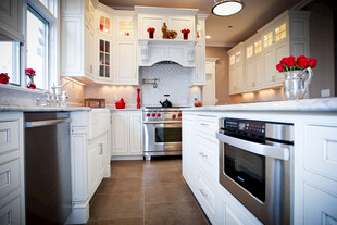 现代简约风格温馨厨房空间