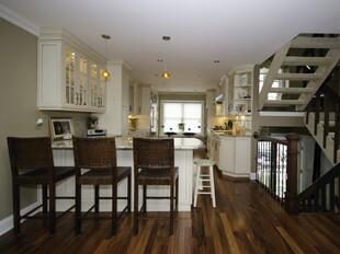 现代风格开放式厨房与楼梯