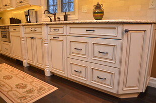 白色实木厨房橱柜展示