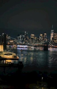 夜晚璀璨的城市滨水景观