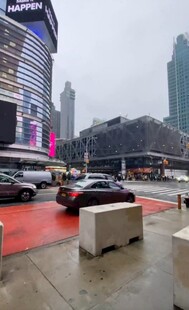 城市街头雨中景象