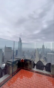 城市高楼观景台俯瞰景象