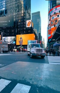 城市街道中的车辆与建筑