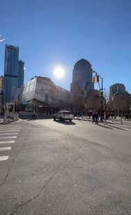 城市街道与远处高楼景观