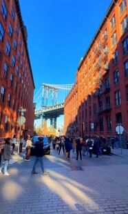 红砖建筑下的热闹街道